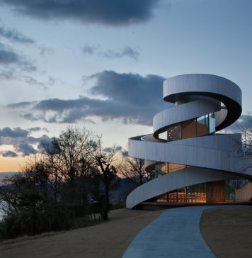 Спиральный стеклянный дом