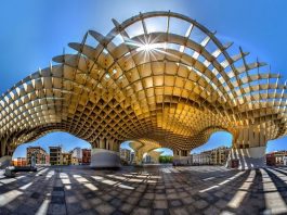 Метрополь Парасоль в старинной Севилье